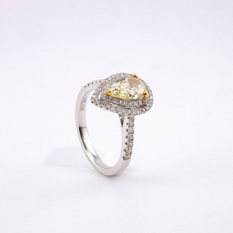 Anillo de Oro 18k con Diamantes