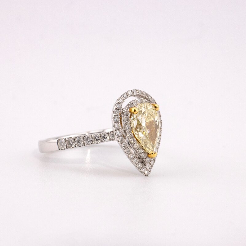 Anillo de Oro 18k con Diamantes