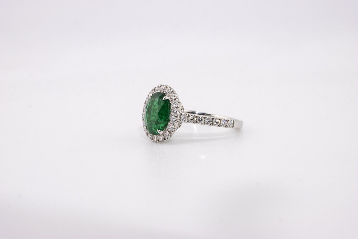 Anillo de Oro 18k con Diamantes y Esmeralda