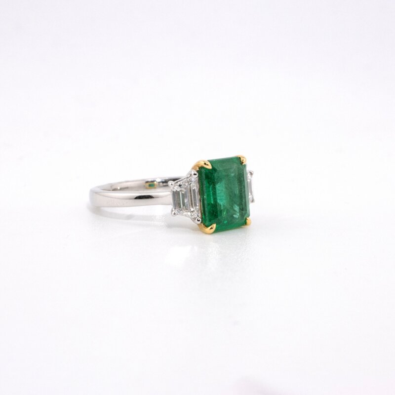 Anillo de Oro 18k con Diamantes y Esmeralda