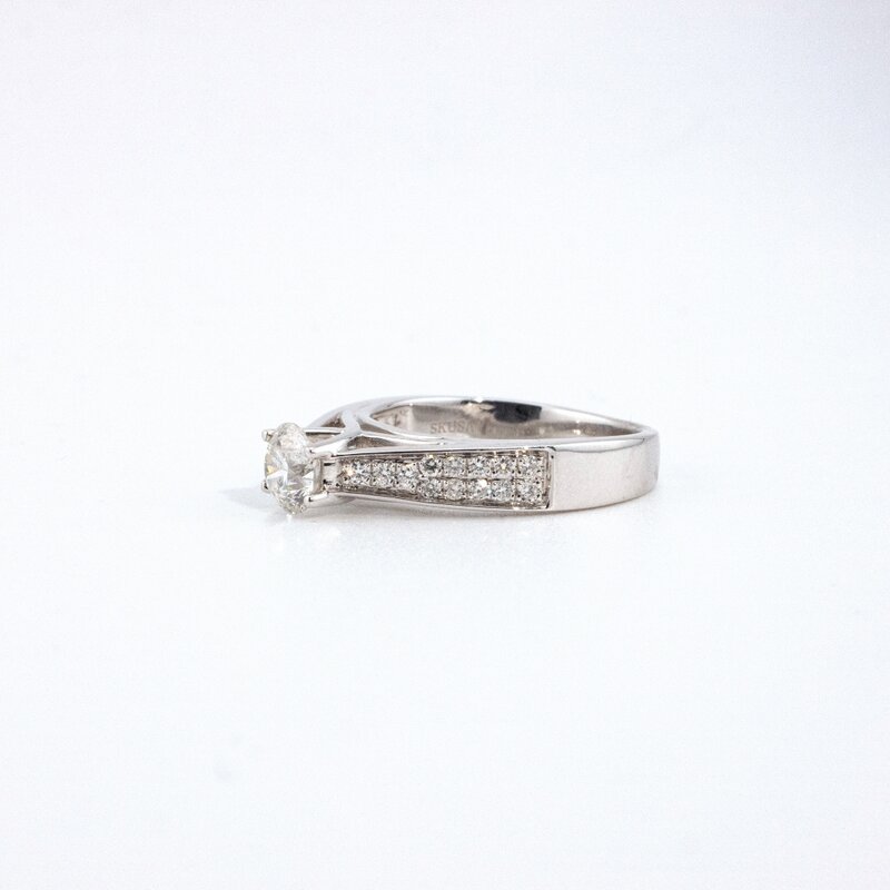 Anillo de Oro 14K con Diamante Central y Pavé de Diamantes