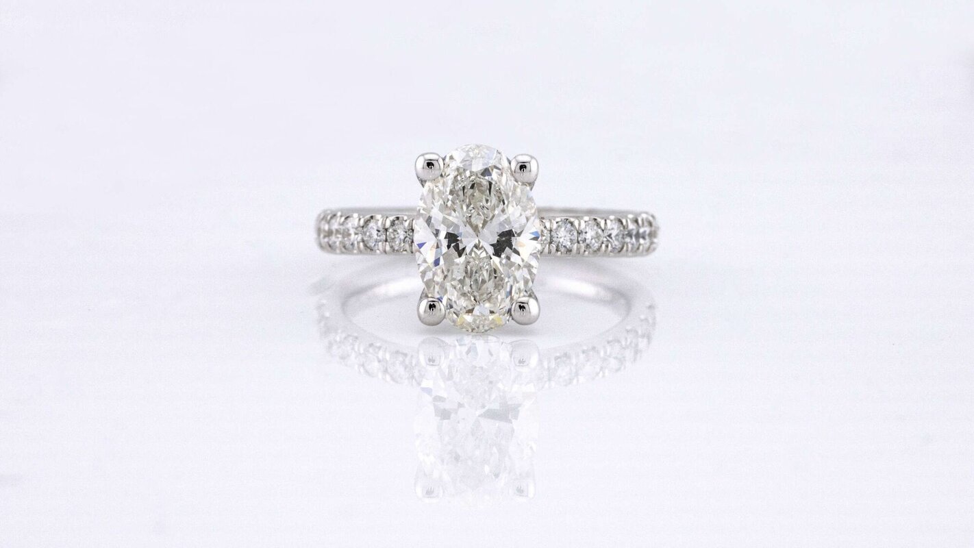 Anillo de Compromiso con Diamantes de Laboratorio Corte Ov