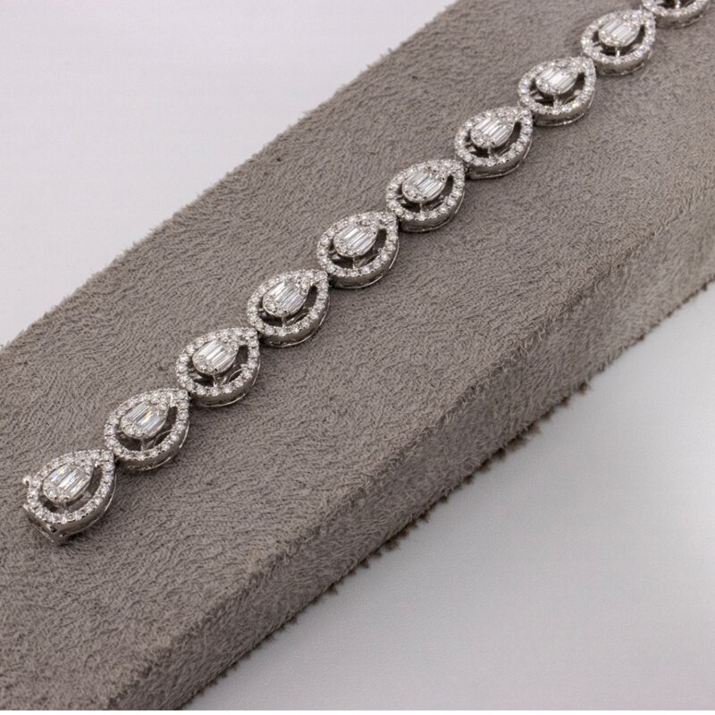 Brazalete de Oro 18K con Diamantes Baguette y Diseño de Gota