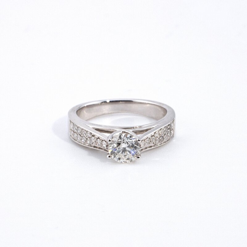 Anillo de Oro 14K con Diamante Central y Pavé de Diamantes