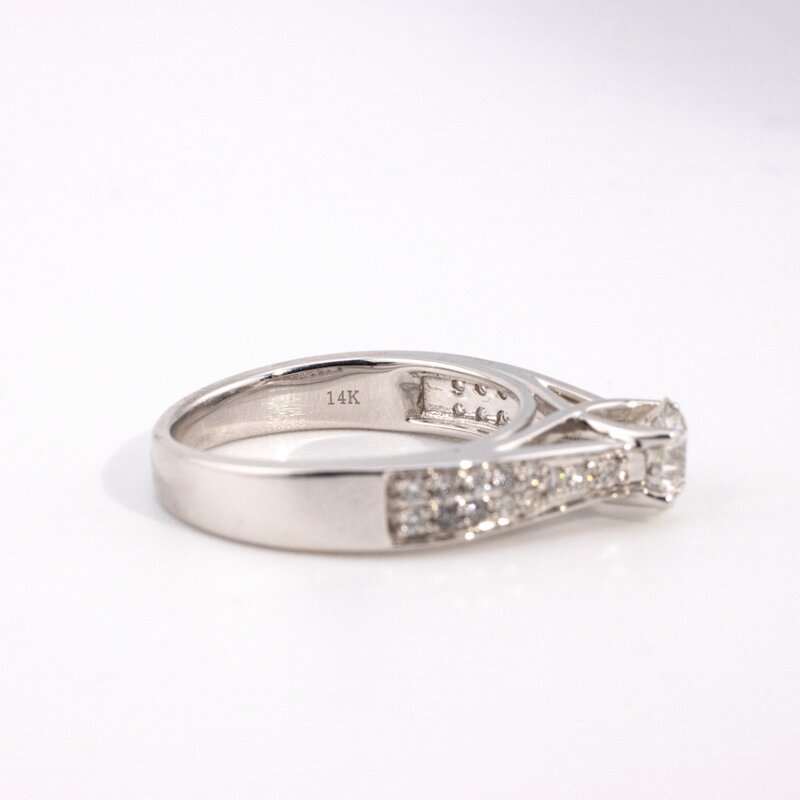 Anillo de Oro 14K con Diamante Central y Pavé de Diamantes