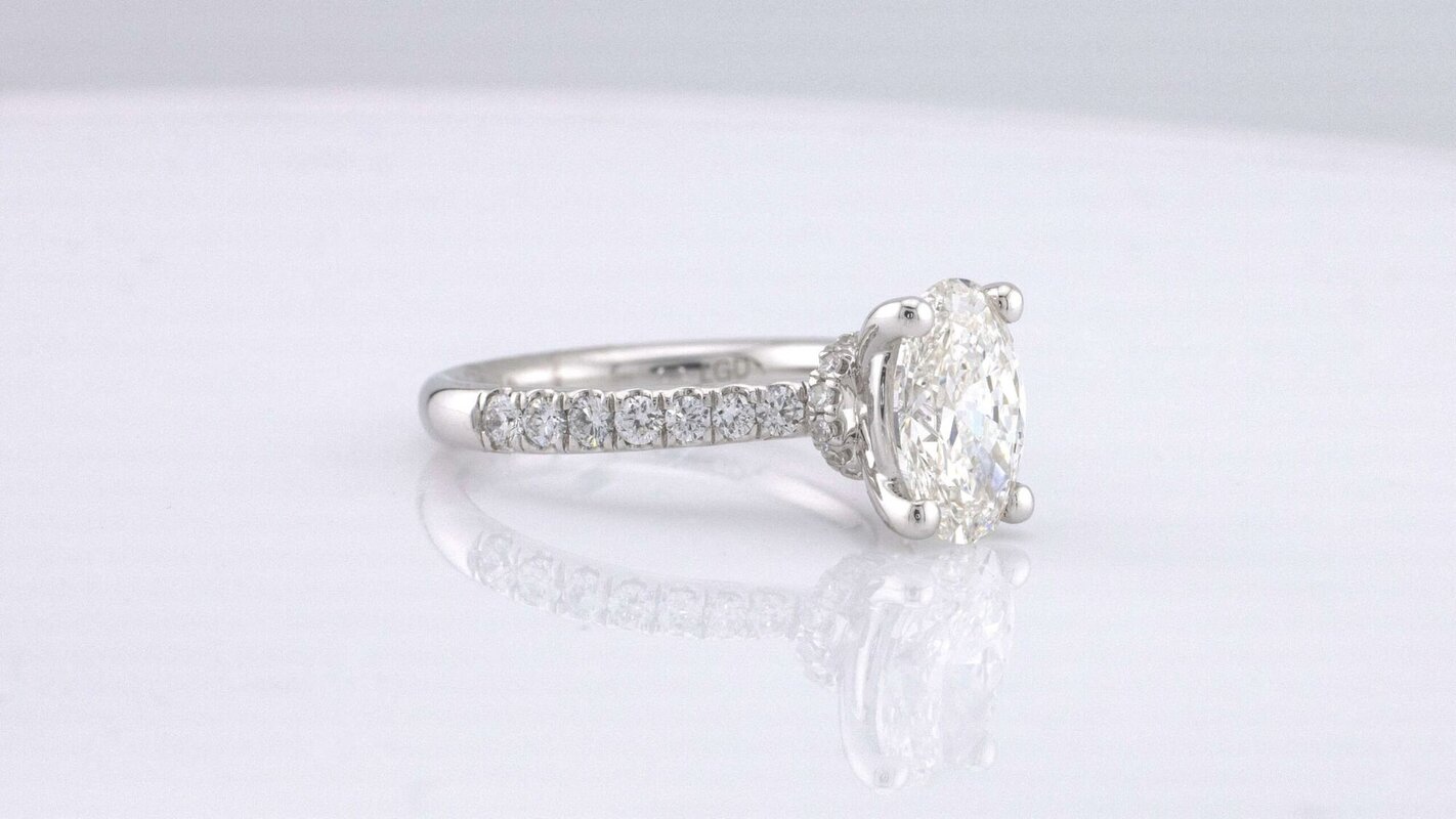 Anillo de Compromiso con Diamantes de Laboratorio Corte Ov
