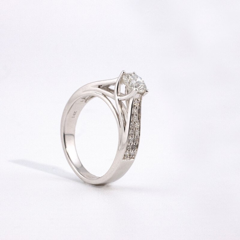 Anillo de Oro 14K con Diamante Central y Pavé de Diamantes