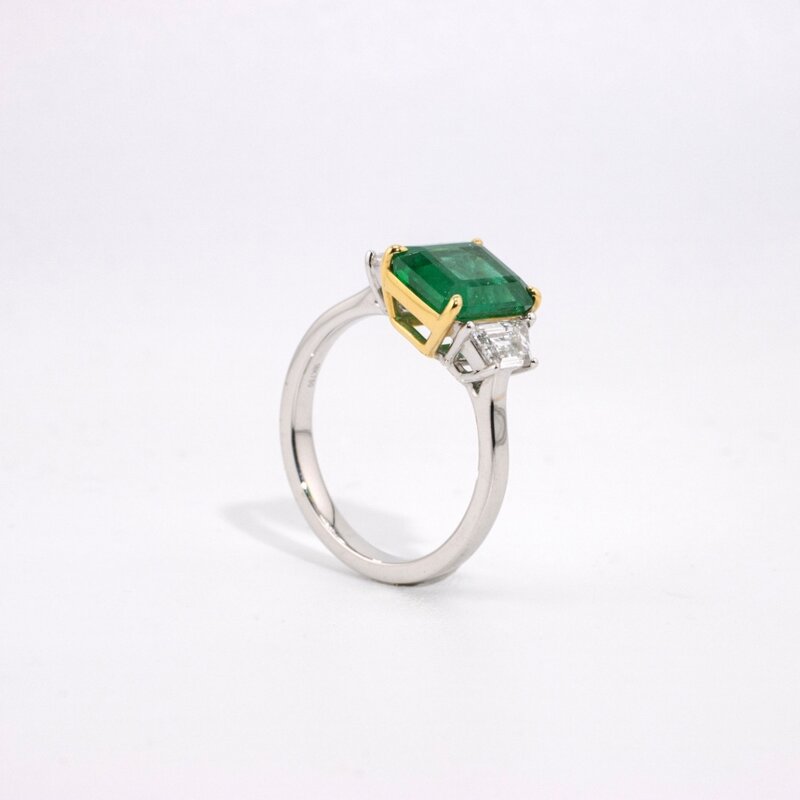 Anillo de Oro 18k con Diamantes y Esmeralda