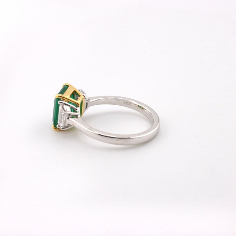 Anillo de Oro 18k con Diamantes y Esmeralda