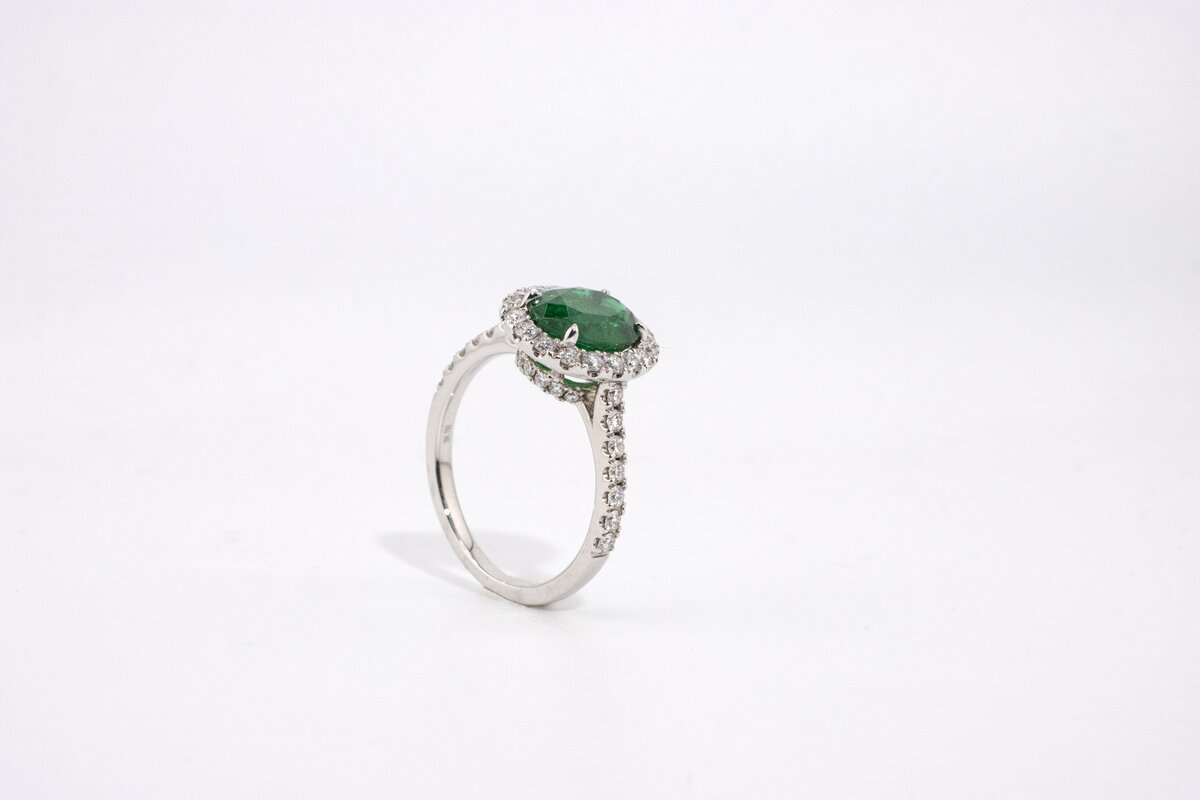 Anillo de Oro 18k con Diamantes y Esmeralda